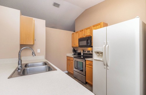 Interchange Square House | 3-bedroom pool house in Palm Bay in quiet neighborhood