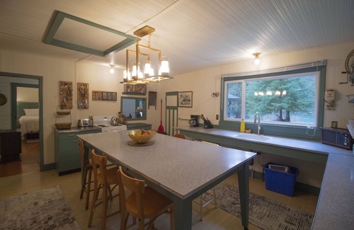 Lake Cowichan Cabin | 3 Bedroom Riverfront Cabin
