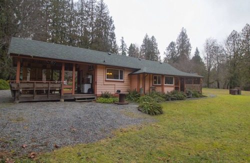 Lake Cowichan Cabin | 3 Bedroom Riverfront Cabin