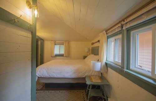 Lake Cowichan Cabin | 3 Bedroom Riverfront Cabin