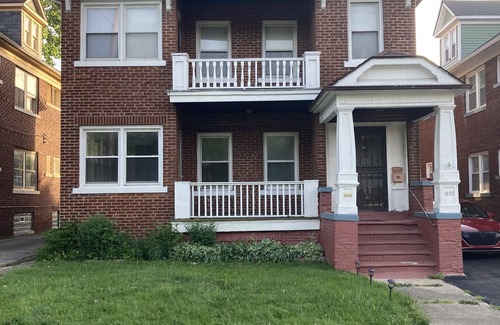 Cleveland House | 3 bedroom townhouse with free parking on premises