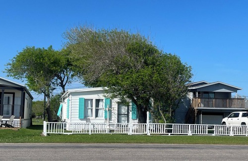Long Mott House | 3-bedroom updated fishing cabin on the bay in Seadrift with WiFi & Central AC