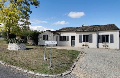 Chalais House | 3 bedroom villa on private domain, heated pool & enclosed garden, airco & WiFi