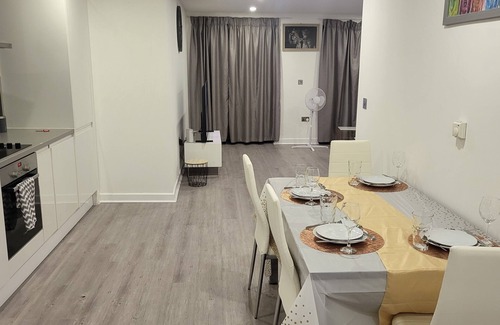 Canning Town Apartment | 3 Bedrooms 2 baths Near Excel O2 London City Airport Sleeps up to 7