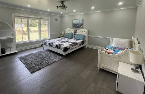 Halton Regional Municipality Villa | 3 Bedrooms in Villa with indoor swimming pool
