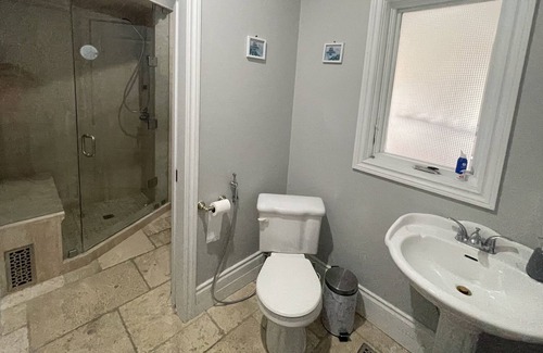 Halton Regional Municipality Villa | 3 Bedrooms in Villa with indoor swimming pool