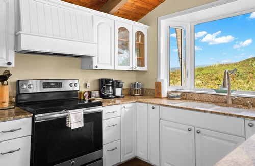 Bayview House | 3 bedrooms with baths, air conditioning and heated pool near Grand Hyatt.