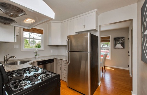 Alameda House | 3 blocks from the beach! A cozy 2-bedroom house in Alameda with backyard