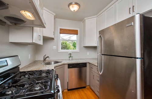Alameda House | 3 blocks from the beach! A cozy 2-bedroom house in Alameda with backyard