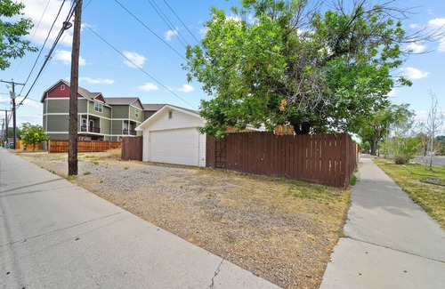 Grand Junction House | 3 Blocks to Main St/Kids Lounge & TV/Sleeps 6/W&D/Workspace/Priv Yard