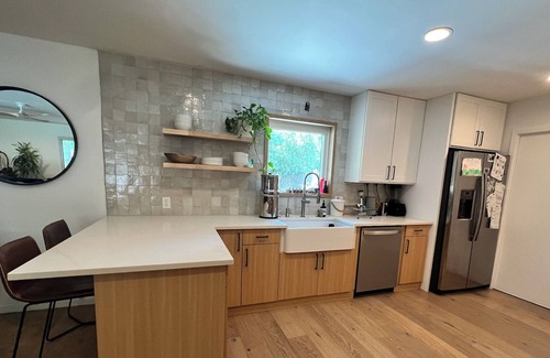Allandale House | 3 BR / 2BA w/ POOL - centrally located.