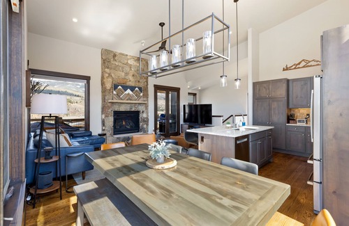 Silverthorne House | 3 BR, 3 Bath Lux Mod Mtn Sngl Fam. Home- Near Skiing! Amenities! Monthlys Avail.
