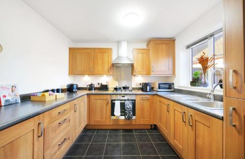 Little Chalfont House | 3 BR 5 Beds 3 Bath Private Garden Parking x2 Ideal for Family & Work Stays