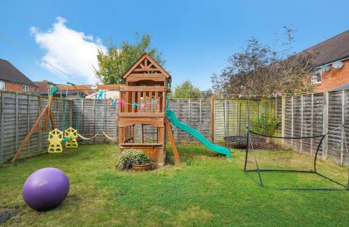 Little Chalfont House | 3 BR 5 Beds 3 Bath Private Garden Parking x2 Ideal for Family & Work Stays