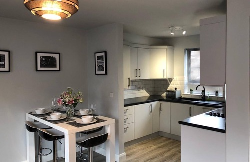 Belfast Central District House | 3 BR City Centre House/Parking/Experienced Hosts