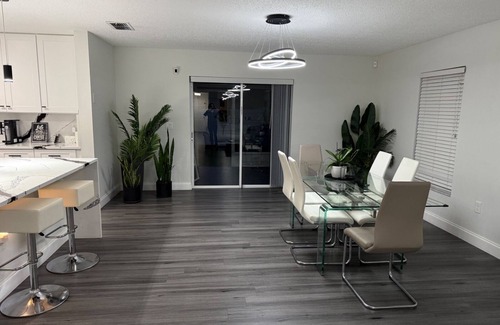 Orlando House | 3-br contemporary getaway with independent office space, in delightful Orlando.