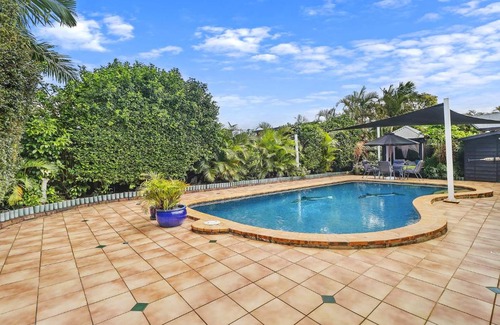 Burleigh Waters House | 3 BR Hidden Gem with WIFI and Indoor Fireplace
