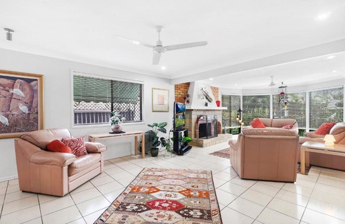 Burleigh Waters House | 3 BR Hidden Gem with WIFI and Indoor Fireplace