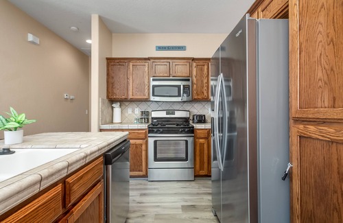 Raisin House | 3 BR Home Near 3 Natn’l Parks & Close to Airport