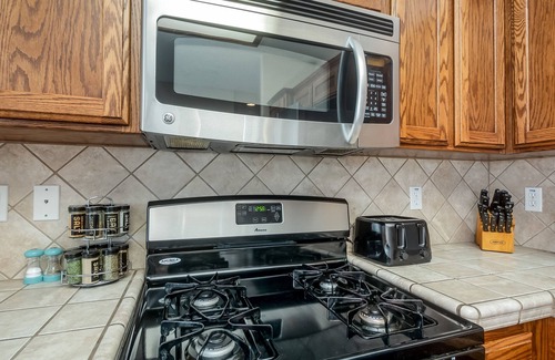 Raisin House | 3 BR Home Near 3 Natn’l Parks & Close to Airport