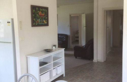 Lakes Entrance House | 3 BR House light and airy close to beach and shops