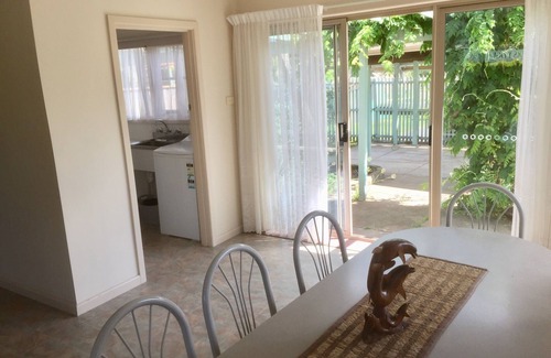 Lakes Entrance House | 3 BR House light and airy close to beach and shops