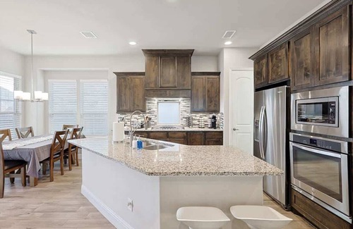 Irving House | 3 BR Modern Stay minutes away from DFW Airport