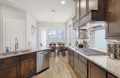 Irving House | 3 BR Modern Stay minutes away from DFW Airport