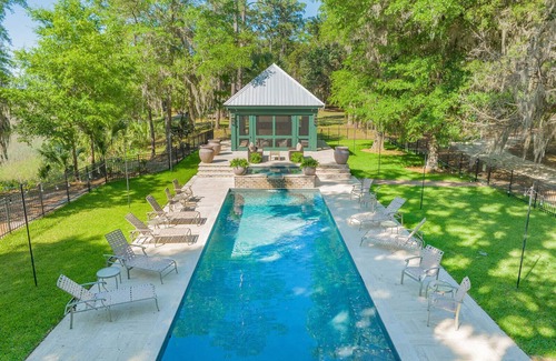 Darien House | 3-BR Ranch House w/docks, pool, and private firepit on Emma's Driftwood Farm