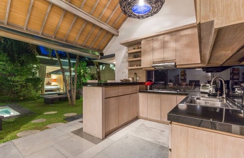Sunset Road Villa | 3 BR Villa Paradise 10' from Beach