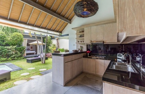 Sunset Road Villa | 3 BR Villa Paradise 10' from Beach