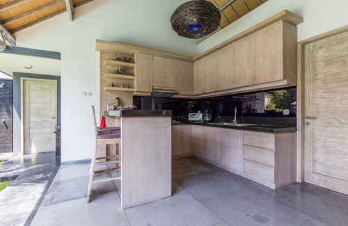 Sunset Road Villa | 3 BR Villa Paradise 10' from Beach