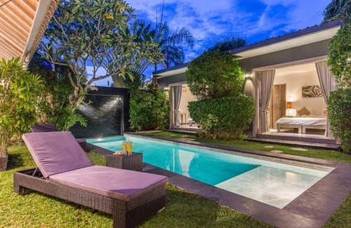 Sunset Road Villa | 3 BR Villa Paradise 10' from Beach