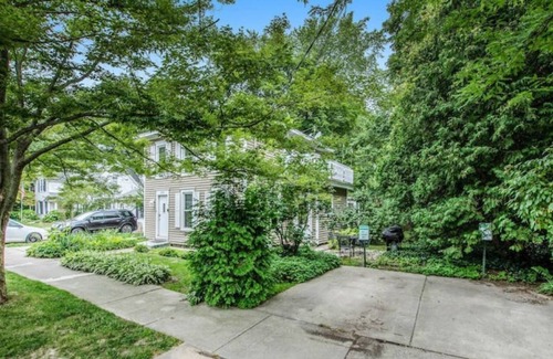Saugatuck Apartment | #3 Bright 1-Bdrm suite downtown with parking