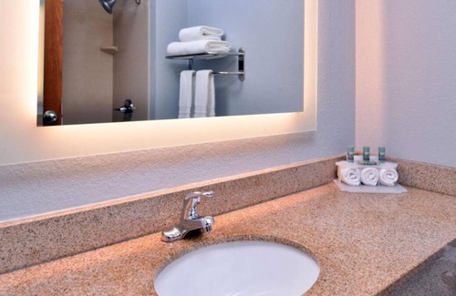 Blaine House | 3 Budget-Friendly Units, Free Breakfast, Near Wheeling Island Casino, Good Zoo