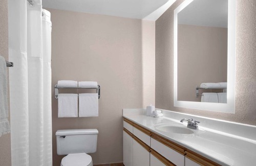 East Lake Hills Hotel | 3 Convenient 1BR Suites w/Kitchen Near Bellevue Arts Museum – Just Minutes Away