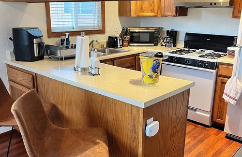 Fairview Apartment | 3-C’s…COZY, CLEAN AND COMFORTABLE! Conveniently located to downtown and buses.