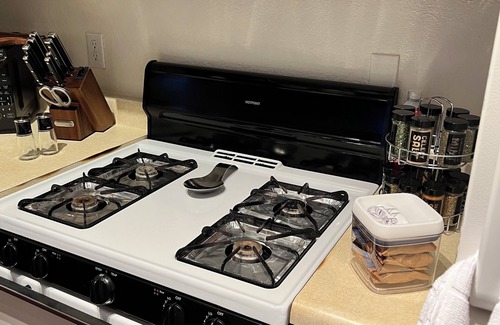 Fairview Apartment | 3-C’s…COZY, CLEAN AND COMFORTABLE! Conveniently located to downtown and buses.