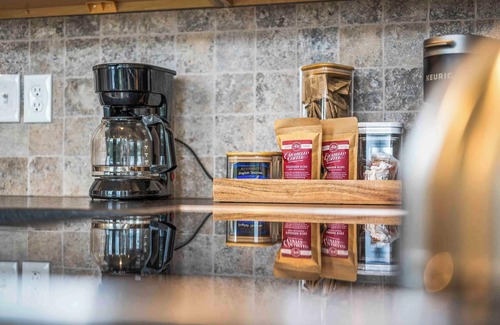 Dry Ridge House | 3 Homes, 3 Hot Tubs, 10BR/10 Bath, Near Ark!