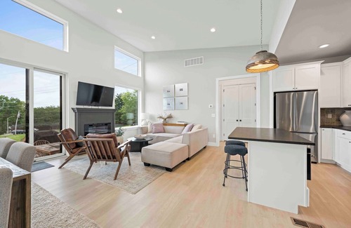 Dry Ridge House | 3 Homes, 3 Hot Tubs, 10BR/10 Bath, Near Ark!