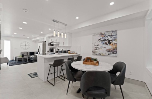 Leamington House | 3 Level, 3 bedroom with Magnificent Lakeview