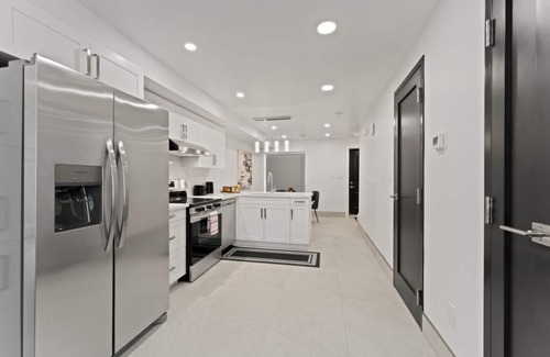 Leamington House | 3 Level, 3 bedroom with Magnificent Lakeview