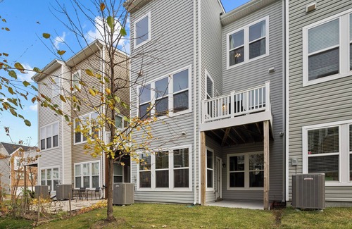 Hanover House | 3-Level Luxury Modern Townhome Minutes From BWI + Casino