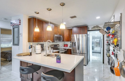 Royal Poinciana House | 3 Mi to Beach: Hollywood Treehouse w/Deck & Yard!