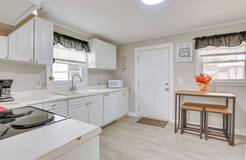 Greensboro Cottage | 3 Mi to Dtwn Greensboro! Cozy Cottage w/Deck