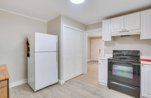 Greensboro Cottage | 3 Mi to Dtwn Greensboro! Cozy Cottage w/Deck