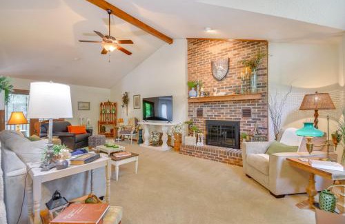 Jefferson City House | 3 Mi to Dtwn Jefferson City Family Home with Deck