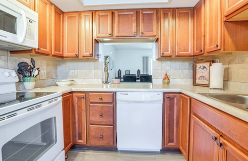 East Naples Condo | 3 Mi to Dtwn: Naples Condo w/Access to 9 Pools!