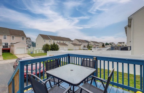 Dover House | 3 Mi to Dtwn: Townhome w/Deck in Dover