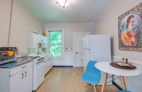 Lynchburg Apartment | 3 Mi to Liberty U: Apt w/Full Kitchen & King Bed!
